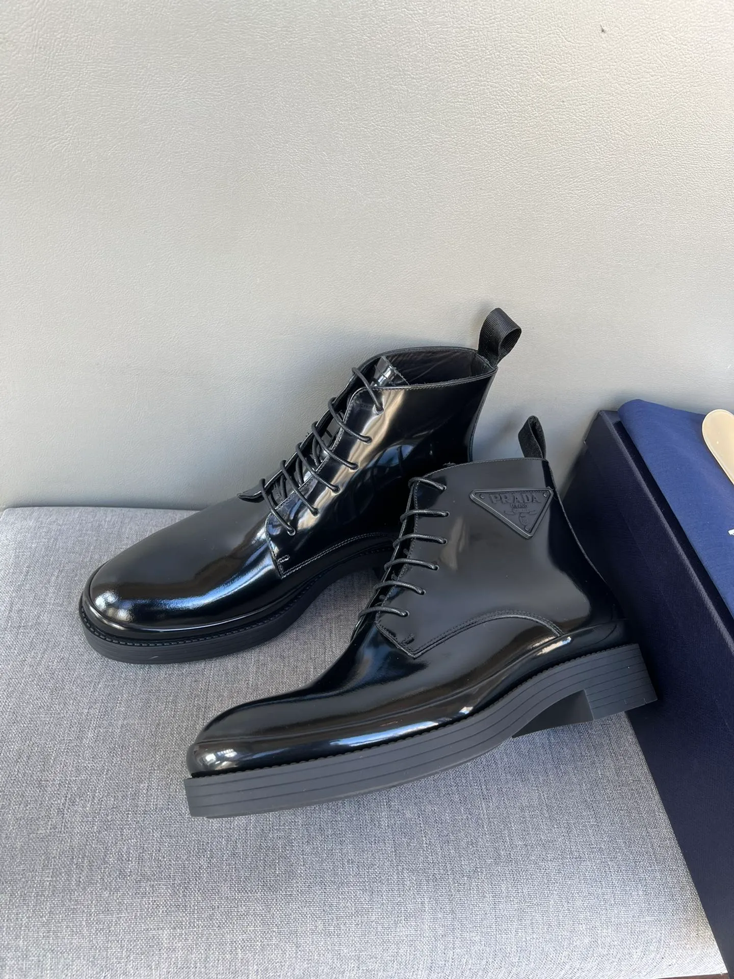 Batch of 1000💰Exclusive hot-selling new Prada Chelsea thick-soled men's shoes, naked boots, imported calf leather on the surface, cow leather on the lining, the outsole is made of private model TPU material, the frosted effect is consistent with the original version, 39-44 in stock (38, 45 custom-made, non-refundable)